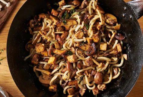 Udon-Nudeln mit Tofu und Pilzen