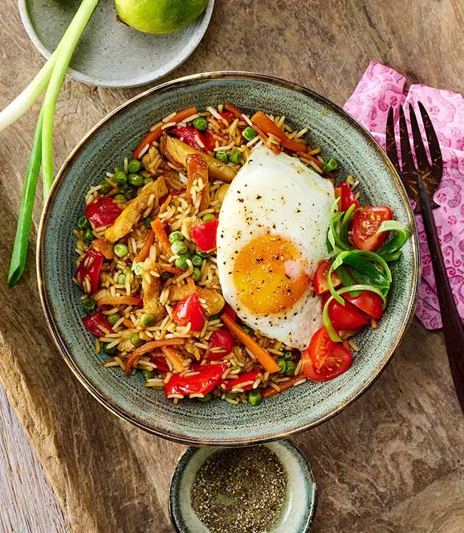 Nasi Goreng mit Hähnchen und Würzsauce