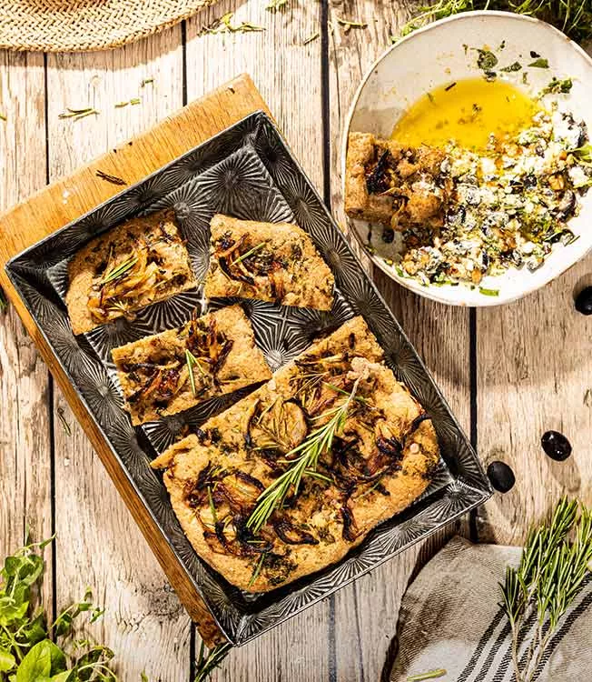 Fluffige glutenfreie Rosmarin-Zwiebel-Focaccia