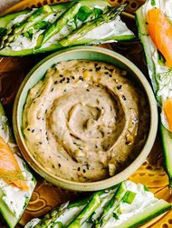 Tahini-Mayo-Dip mit gefüllten Gurkenschiffchen