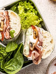 Ciabatta mit Paprika, Burrata, Prosciutto crudo und Pilzen
