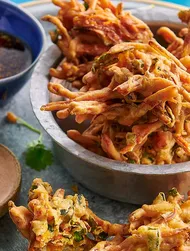 Süsskartoffel-Pakoras mit Tamari-Sesam-Dip