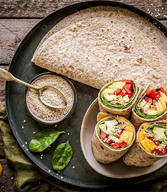 Wraps mit Spinat, Paprika, Avocado und Mango
