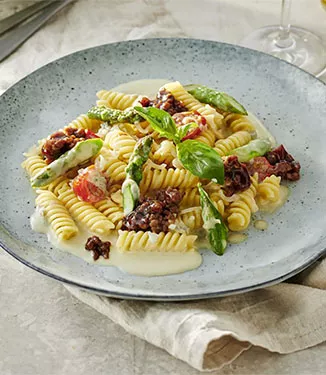 Fusili mit Käsesauce und Sojasauce Bolognese