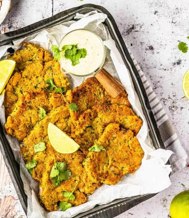Kichererbsen-Zucchini-Pancakes mit Koriander-Dip