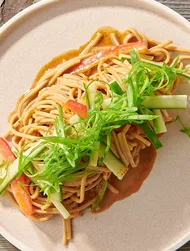 Kalter Soba-Nudelsalat mit Sesam-Dressing