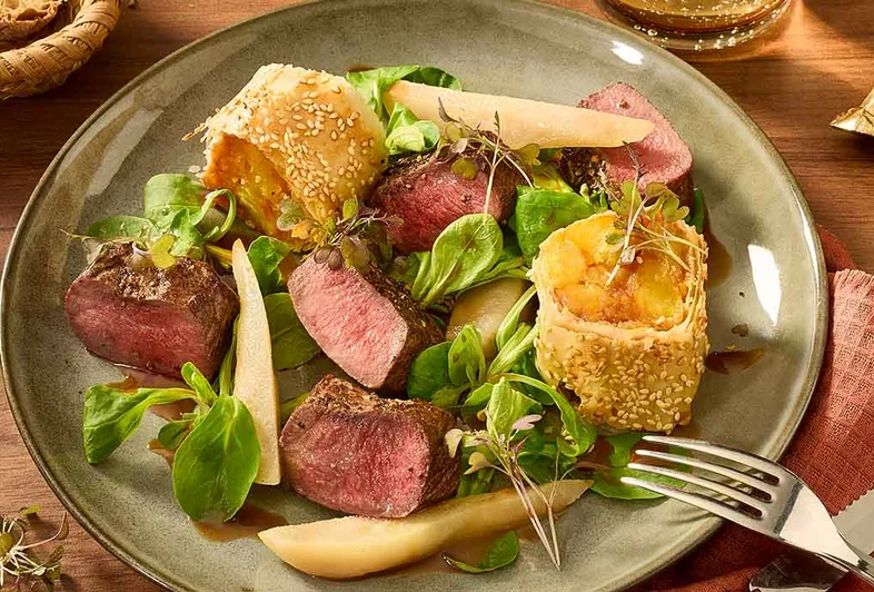Gebratener Rehrücken mit Kimchi-Kartoffelstrudel