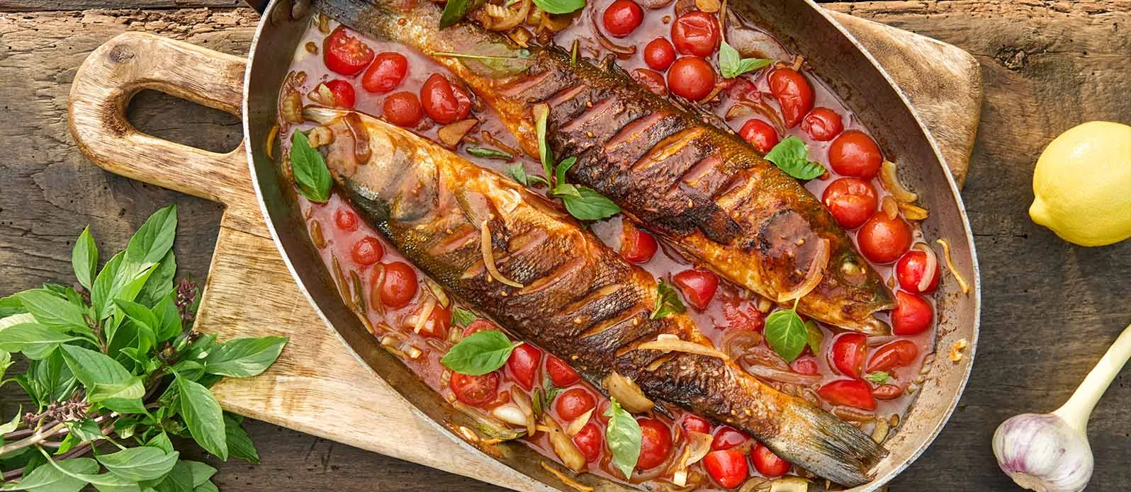 Gebratener Wolfsbarsch mit Ingwer und Tomaten