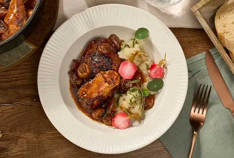 „Coq au Soy“ mit Topinambur und eingelegten Radieschen