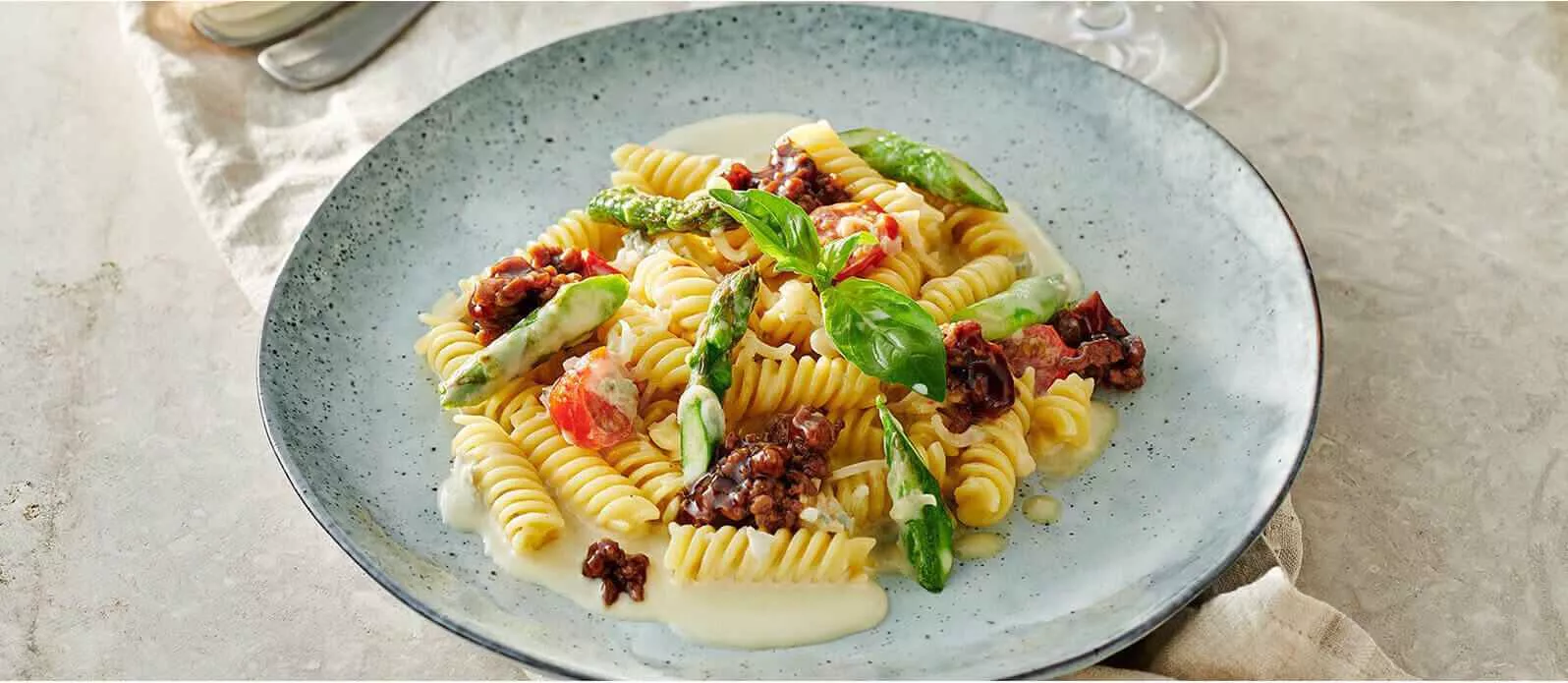 Fusilli mit Käsesauce und Sojasauce Bolognese