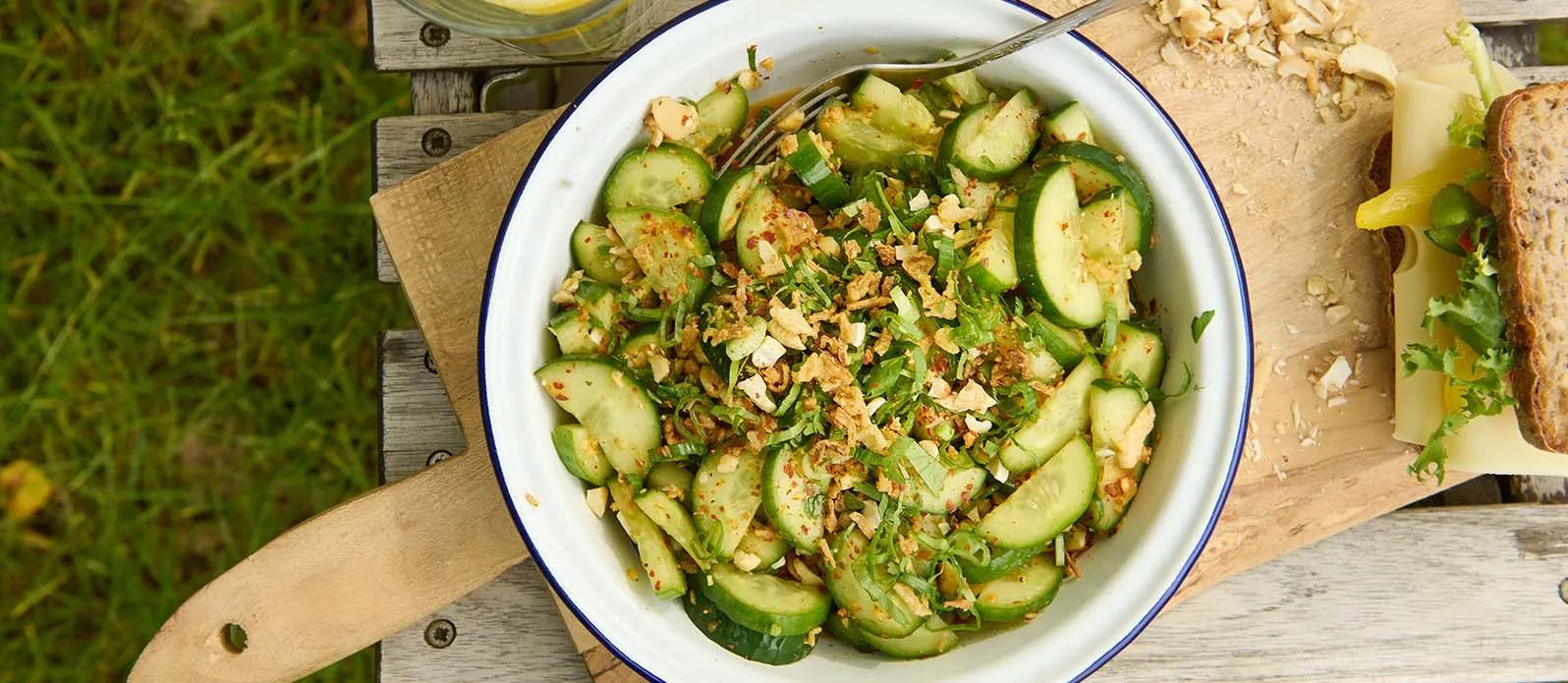 Gurkensalat mit Nüssen, Chili und Sojasauce