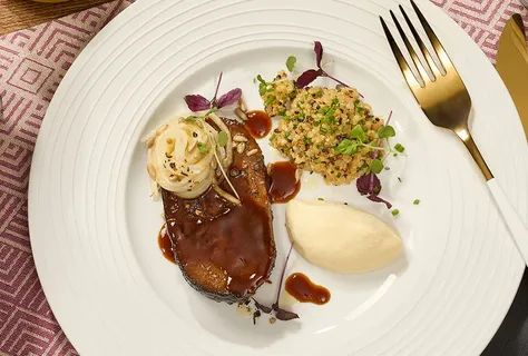 Soja-Rinderschulter mit Sellerie und Quinoa