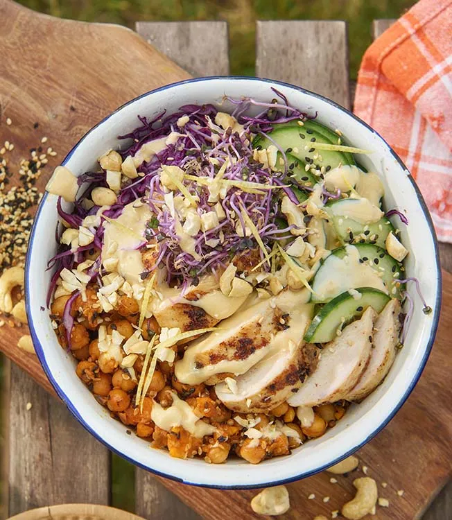 Hühnchensalat mit Rotkohl und Erdnuss-Ponzu-Sauce