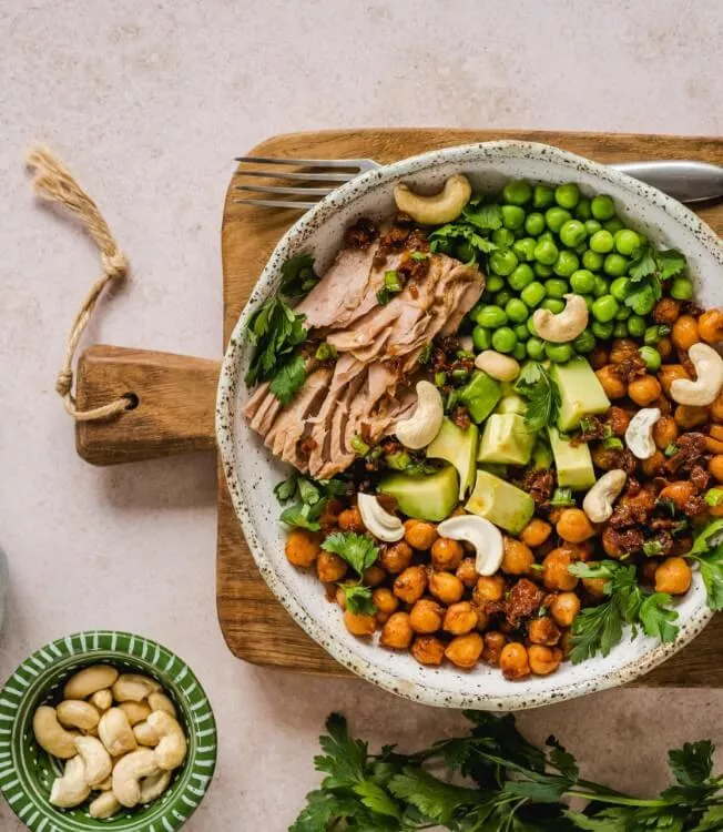Bowl mit karamellisierten Teriyaki-Kichererbsen