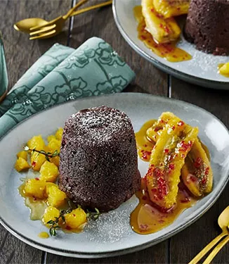 Schokoladen-Soja-Soufflé mit gebratenen Chili-Bananen