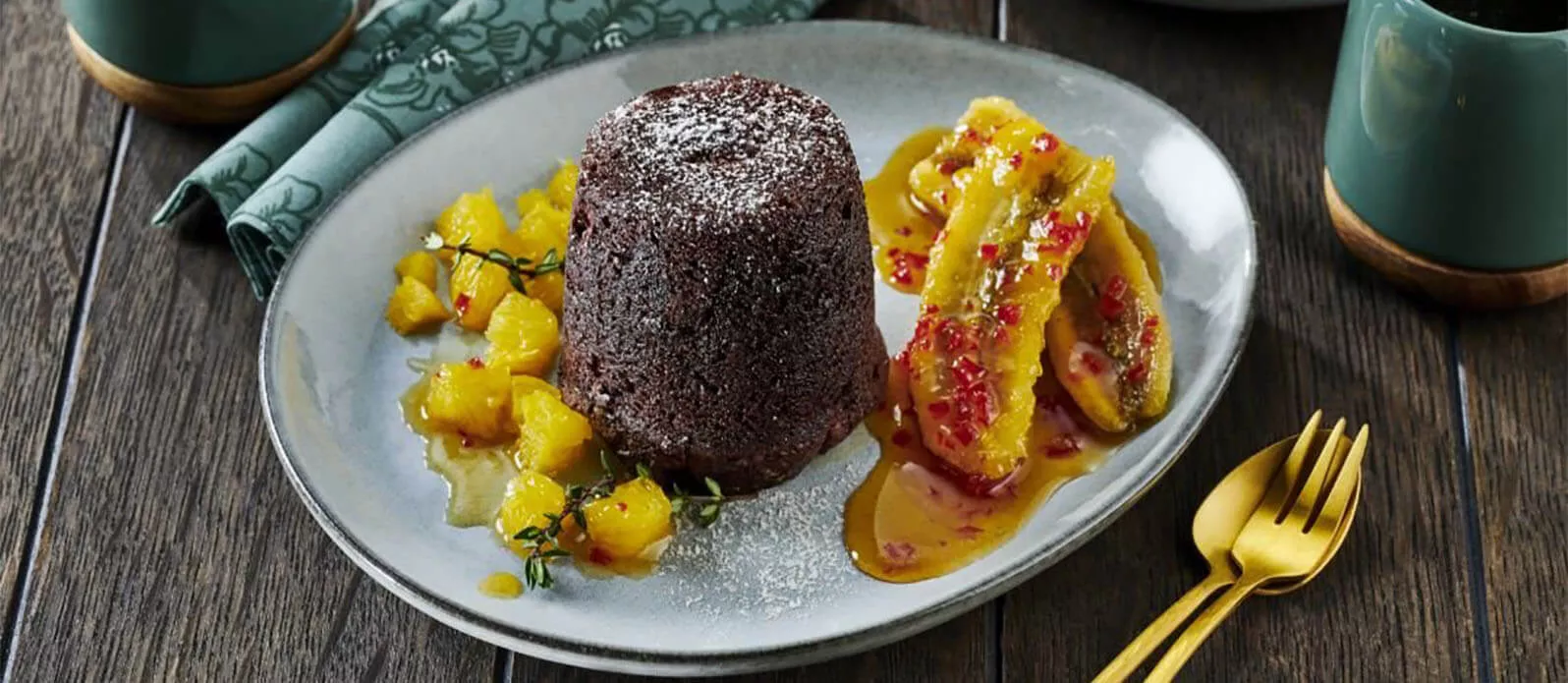 Schokoladen-Soja-Soufflé mit gebratenen Chili-Bananen