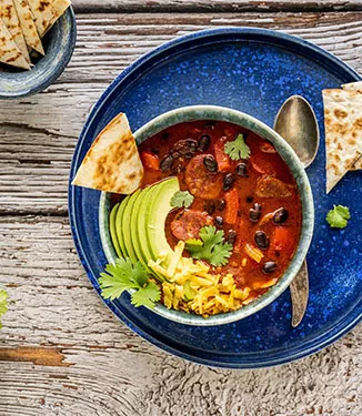 Scharfe schwarze Bohnensuppe mit Chorizo