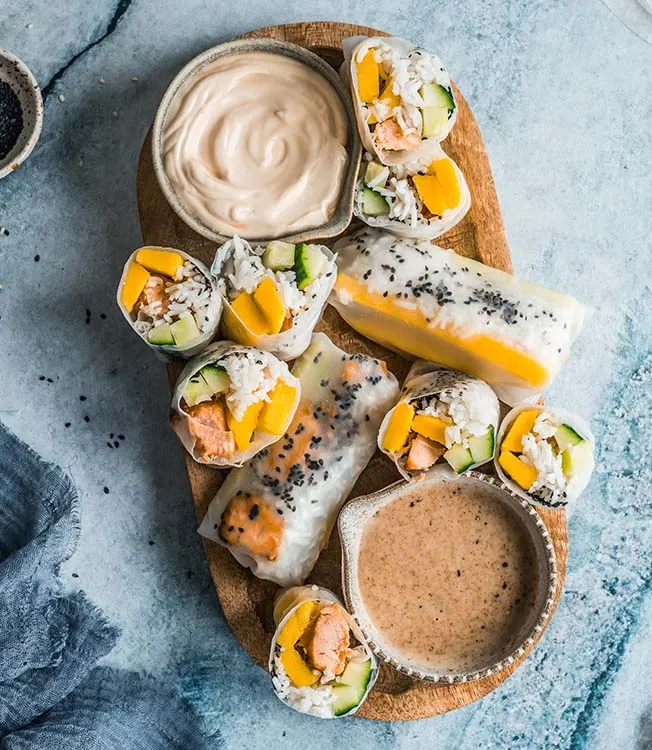 Sommerrollen mit Lachs, Mango und Reis