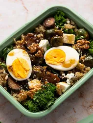 Quinoa-Salat mit karamellisiertem Rosenkohl