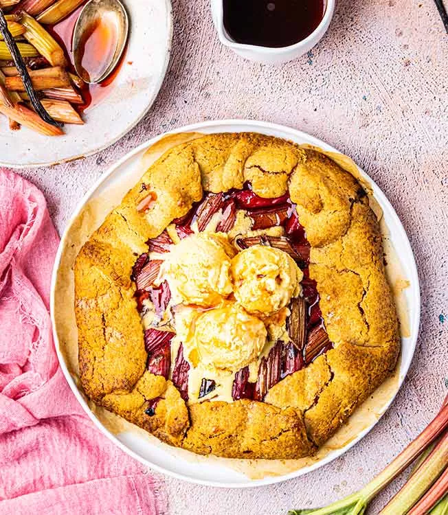 Rustikaler Rhabarberkuchen