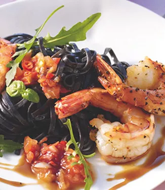 Garnelen „Arrabiata“ auf Linguini „Nero“