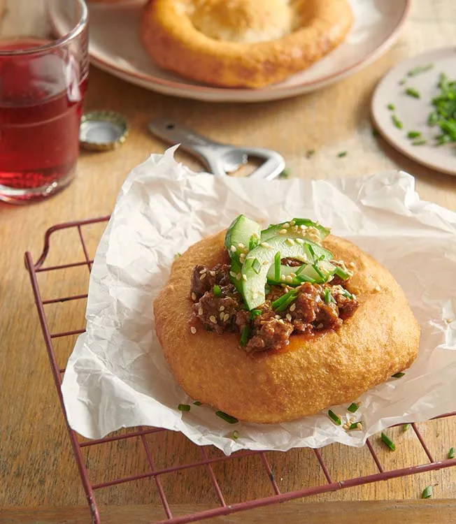 Langos mit geschmortem Rindfleisch
