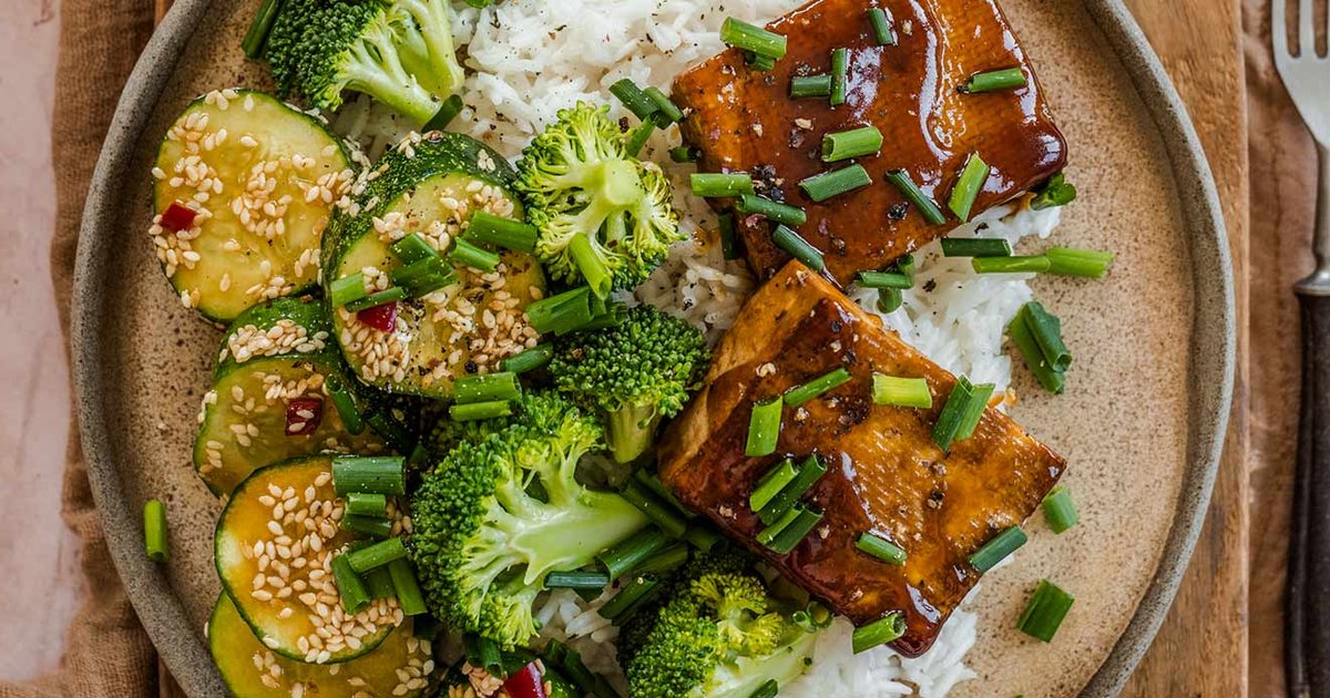 Geräucherter Tofu mit Reis, Brokkoli und Gurke | Kikkoman