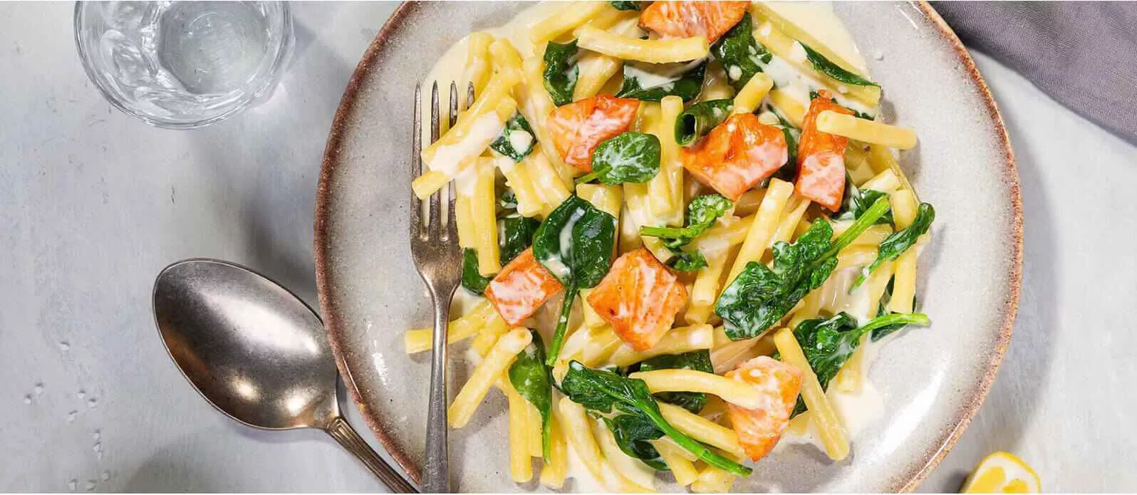 Makkaroni mit Spinat und Lachs