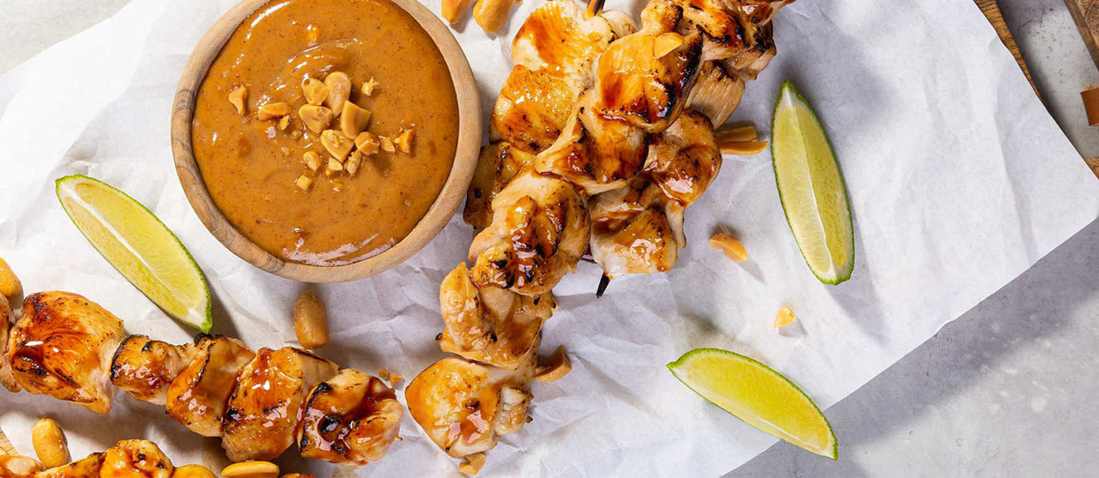 Teriyaki-Spieße mit Hähnchen &amp; Erdnuss-Sauce | Rezept | Kikkoman