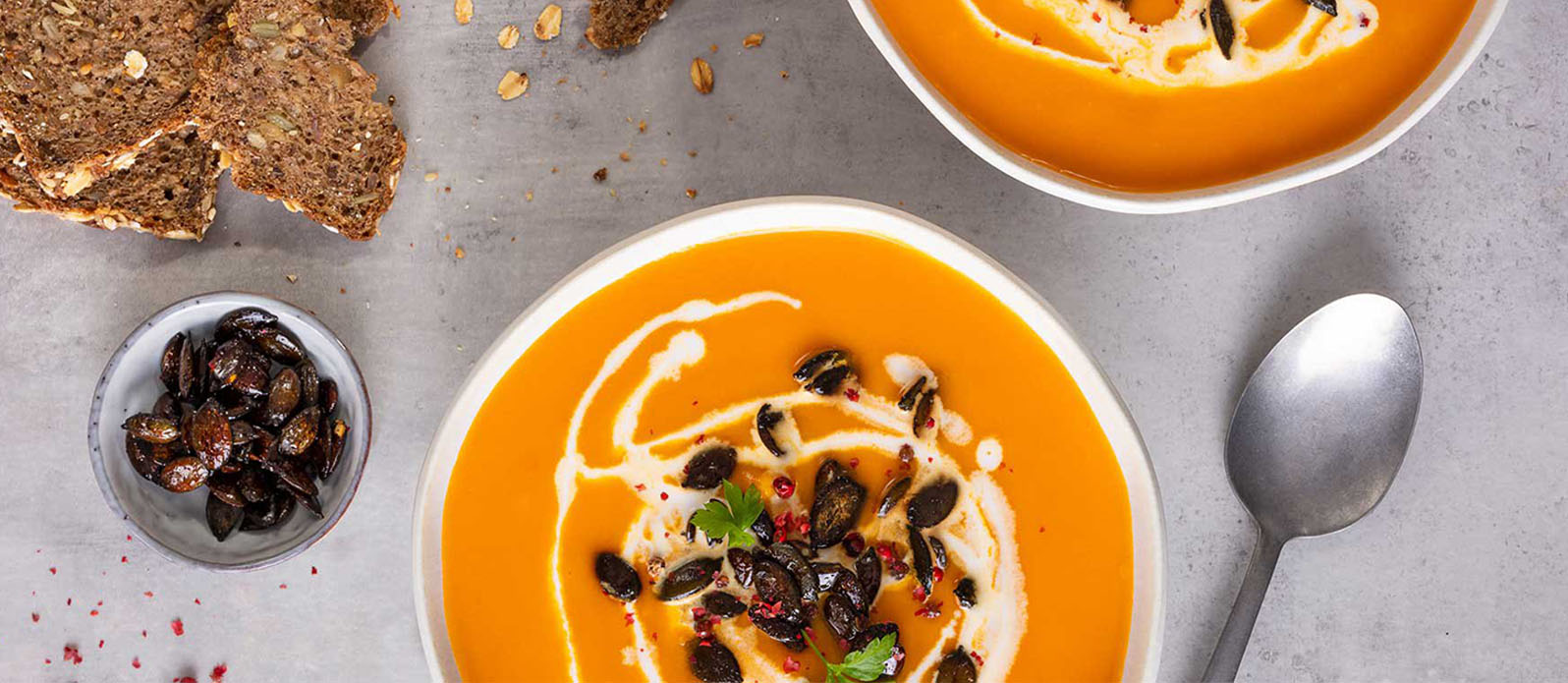 Kürbissuppe mit karamellisierten Kürbiskernen | Kikkoman