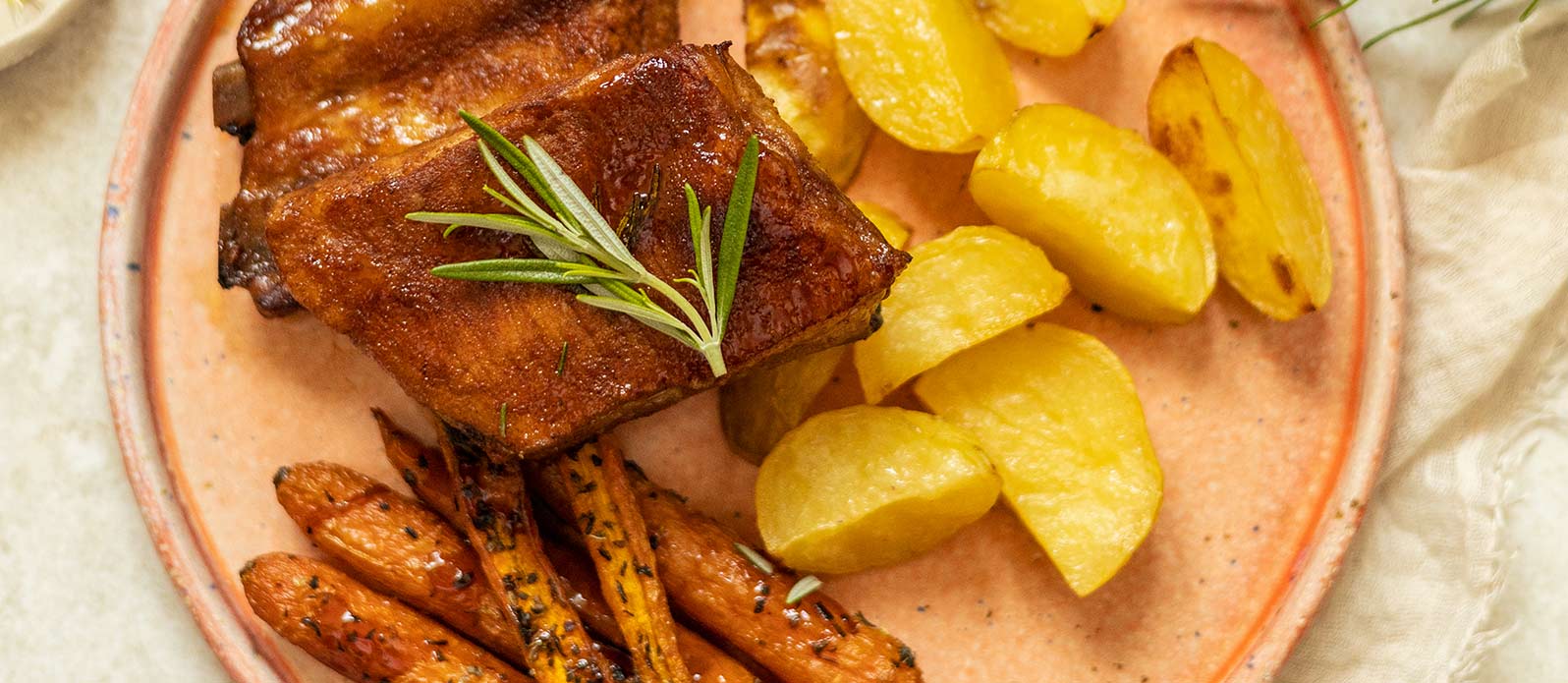 Teriyaki-Rippchen mit Honigglasur und Bratgemüse