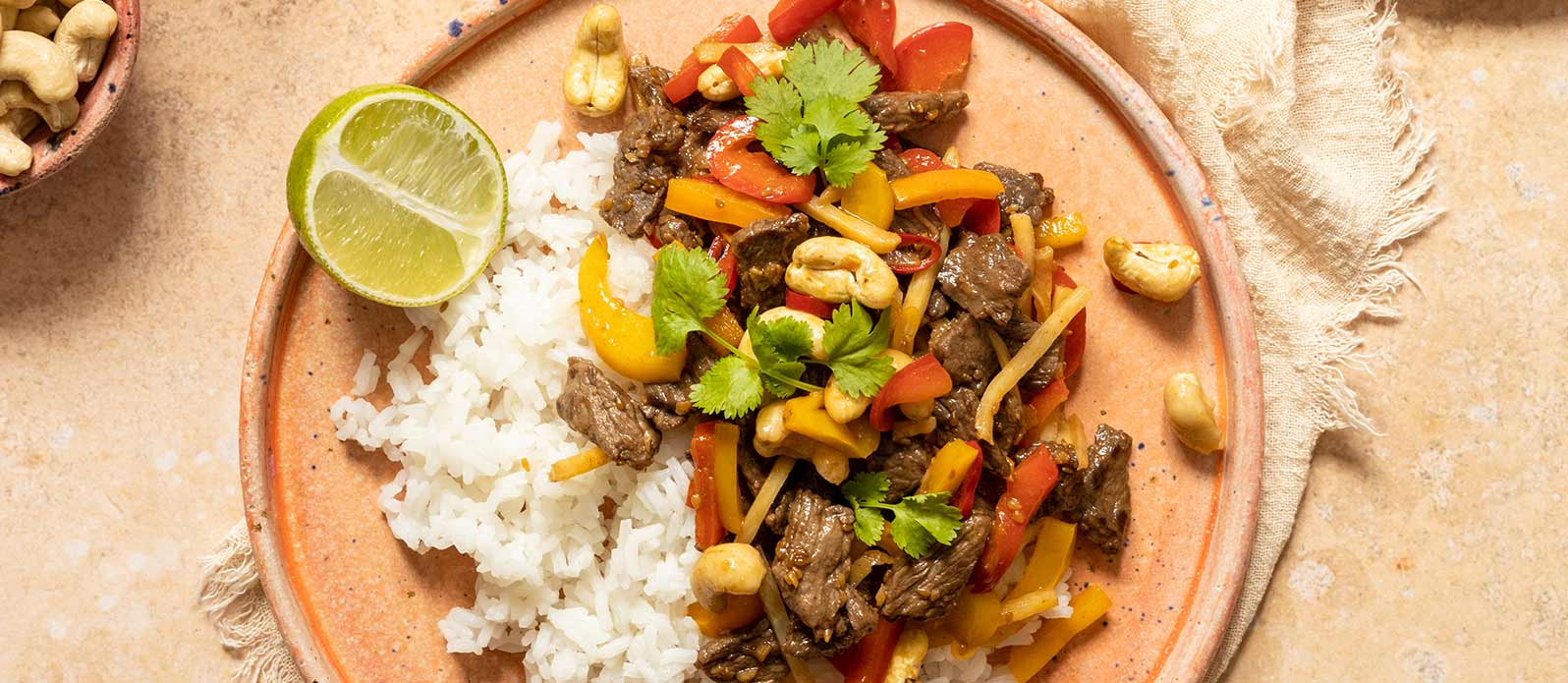 Rindfleisch mit Teriyaki-Sauce, Nüssen und Jasminreis