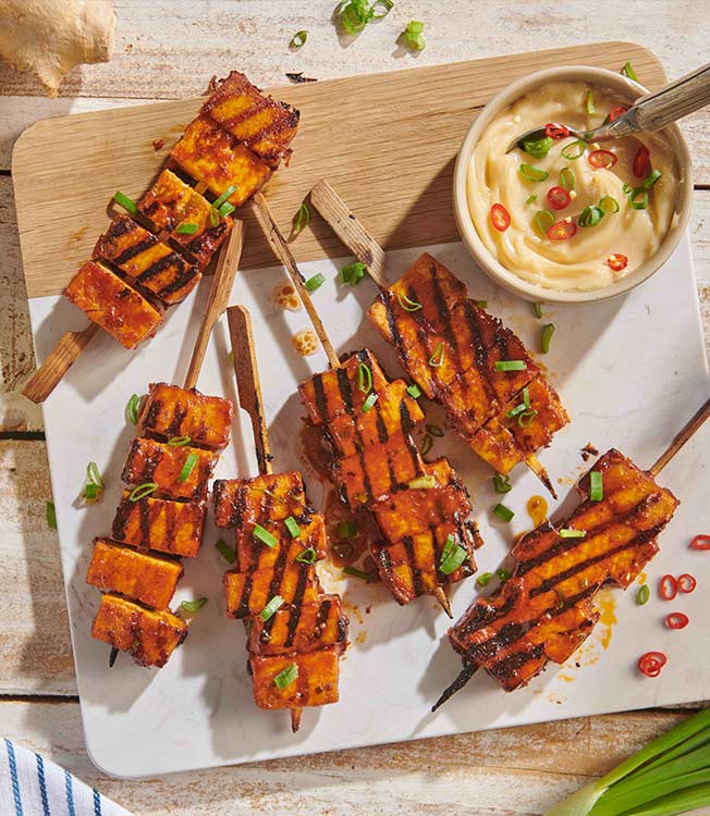 Tofu-Spieße in Teriyaki mariniert