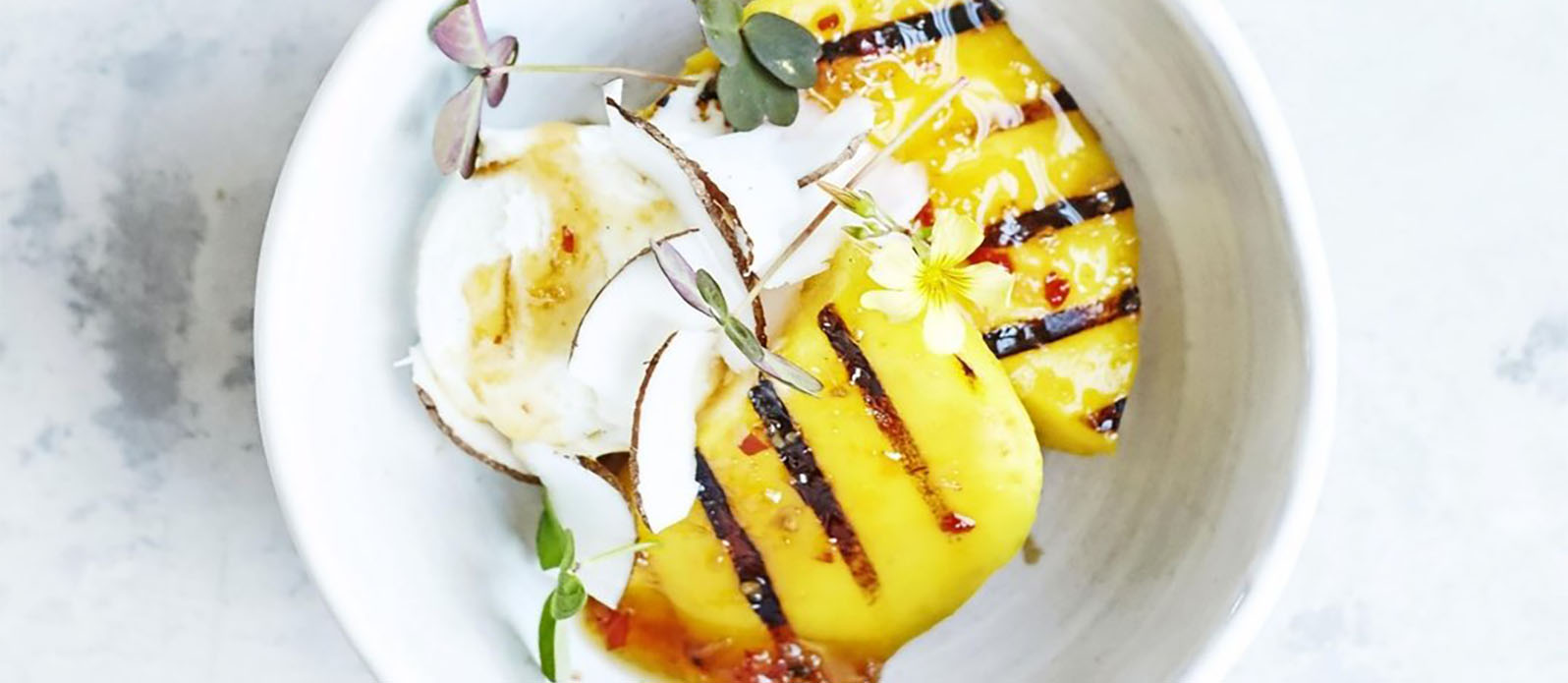 Gegrillte Mango mit Ponzu Sirup, Eiscreme und Kokosflocken | Kikkoman