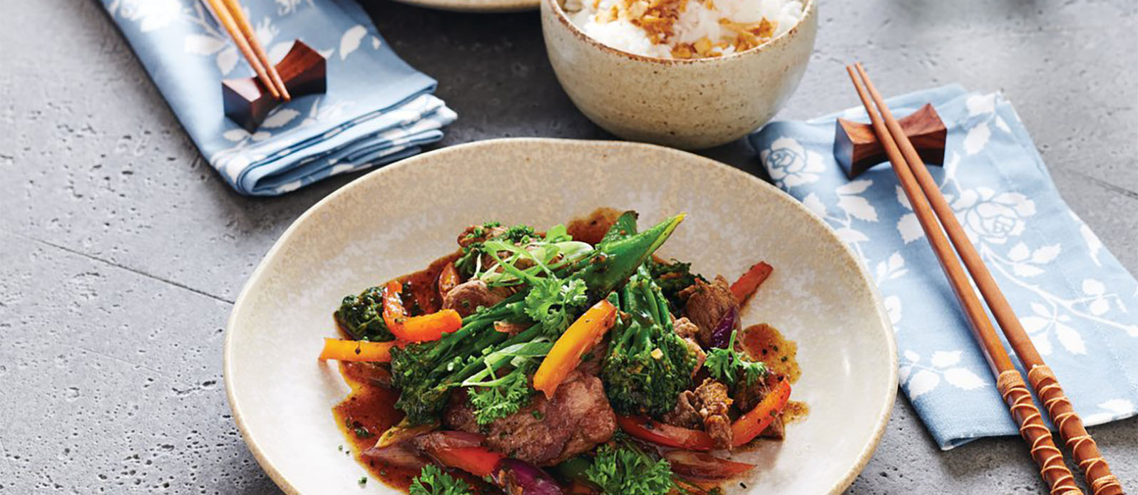 Rindsentrecôte mit Gemüse aus dem Wok