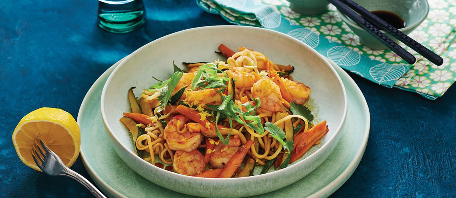 Gebratene Gambas und buntes Gemüse mit Nudeln